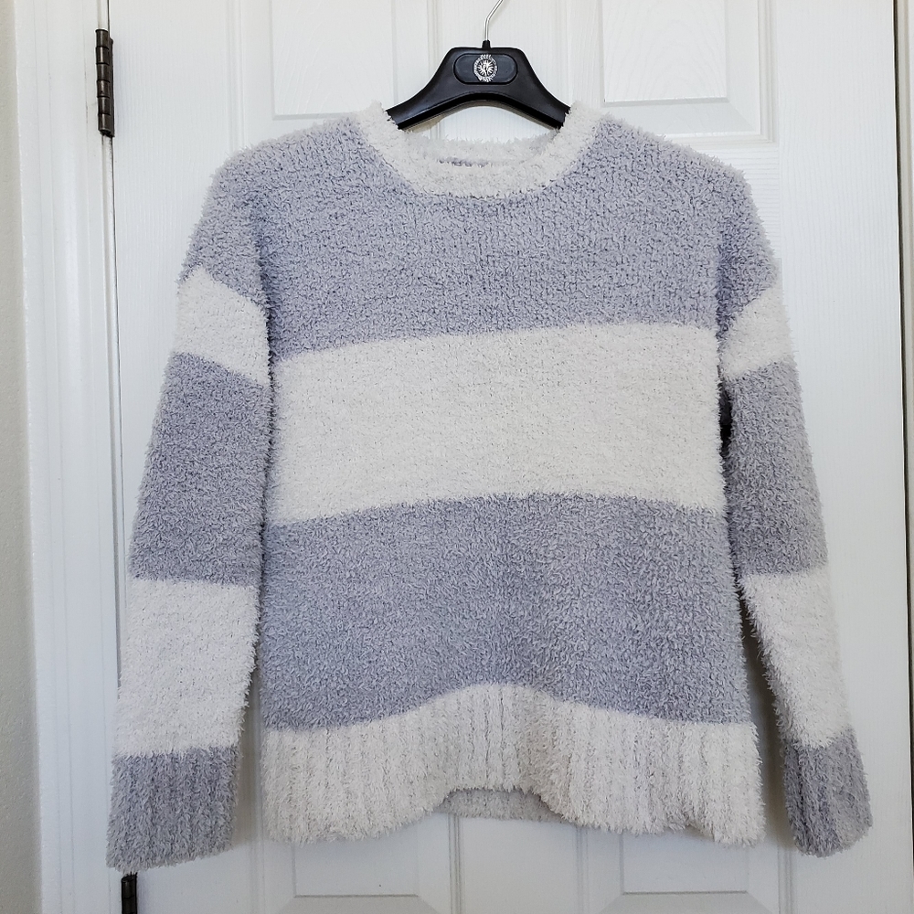 Fuzzy sweater. Teddy bear soft. Gray & white